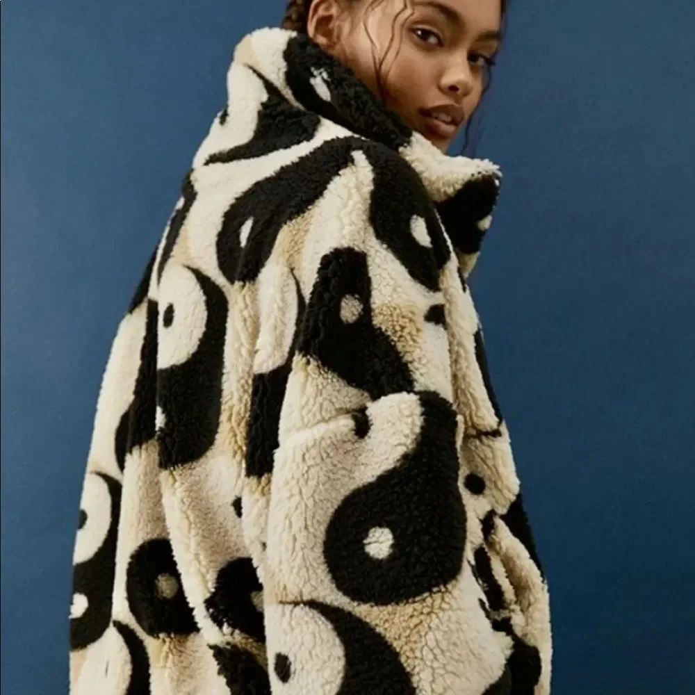 Urban Outfitters Bold Sherpa Olivia Yin Yang Jacket Ivory Tan Black - Picture 5 of 10